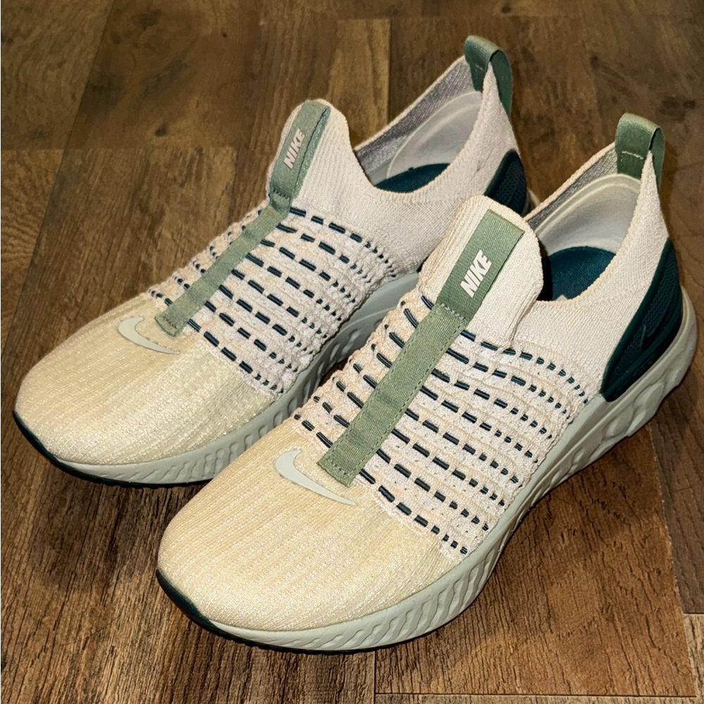 Nike React Phantom Run Women’s Cream and Teal Sneakers